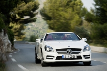 Милая дамочка за рулем белого Mercedes SLK-class